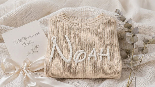 Baby Geschenk mit Namen – Babypullover mit besticktem Vornamen und Karte „Willkommen Baby“