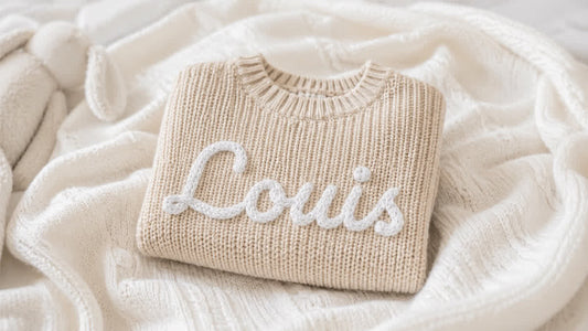 Babypullover aus Baumwolle mit besticktem Namen für kühle Abende