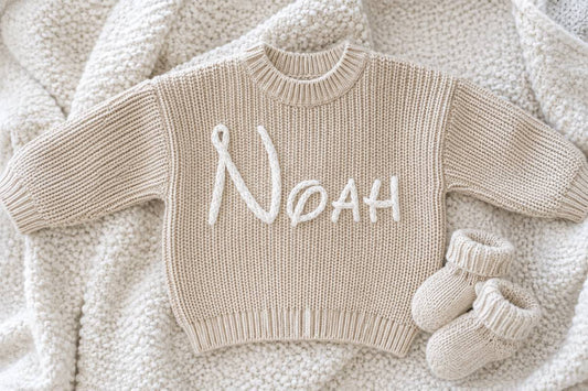 Babypullover mit besticktem Namen als Outfit für Fotos