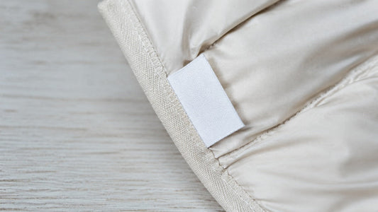 Das Pflegeetikett lesen, bevor man eine Kühltasche wäscht
