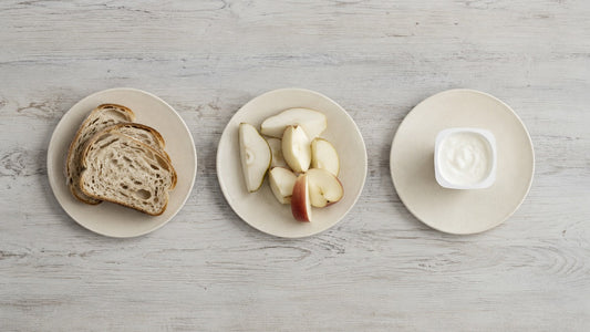 Den Nachmittagssnack eines Kindergartenkindes zusammenstellen