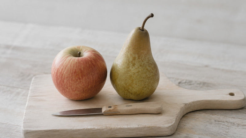 Eine Frucht prüfen, bevor man sie für ein Kind schneidet
