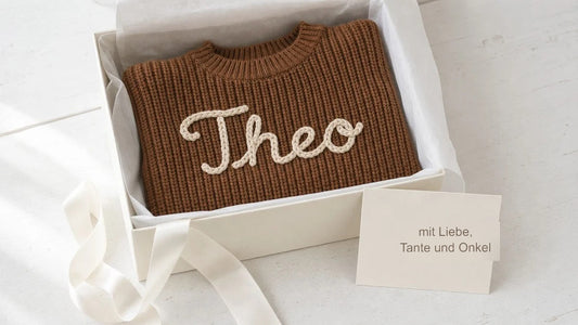 Geschenk von Tante und Onkel: Babypullover mit besticktem Namen, Karte „mit Liebe, Tante und Onkel“