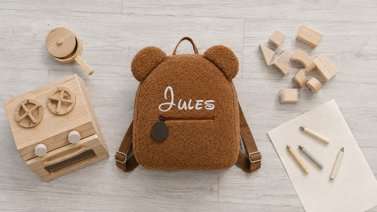 Kindergeburtstag: Rucksack mit besticktem Namen für Zweijährige