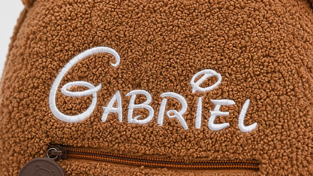 Schriftstil für den gestickten Namen: Nahaufnahme der Stickerei