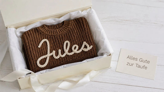 Taufgeschenk: Babypullover mit besticktem Namen in der Geschenkbox, Karte „Alles Gute zur Taufe“