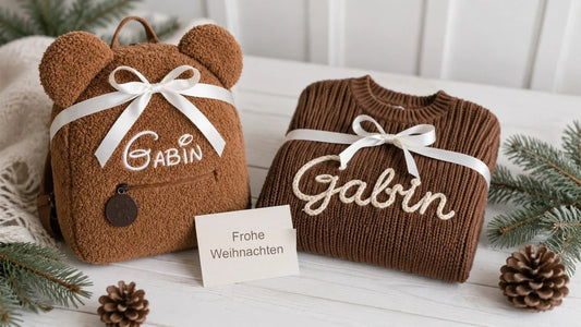 Weihnachtsgeschenk mit Namen: bestickter Rucksack und Pullover mit Karte „Frohe Weihnachten“