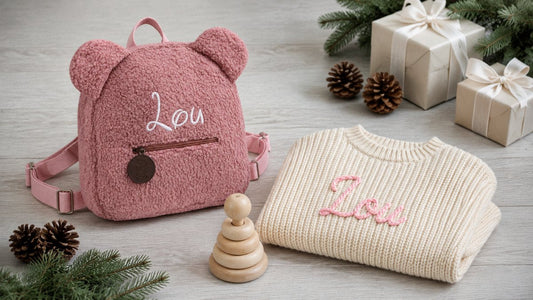 Weihnachtsgeschenke für Kleinkinder mit besticktem Namen