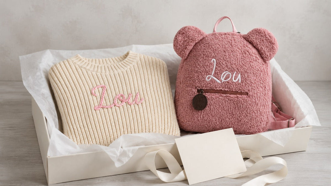 Geschenk zur Geburt von Zwillingen: Pullover und Rucksack mit Namen