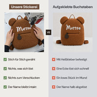 Gestickter Name im Vergleich zu aufgeklebten Buchstaben auf einem Teddy-Rucksack
