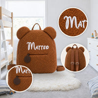 Details des Teddy-Rucksacks mit dem Namen Matteo: Stickerei, Träger, Seite