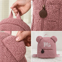 Details des rosa Teddy-Rucksacks mit dem Namen Mia: Griff, Reißverschluss, Ohr