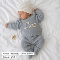 Pullover Blaugrau am Baby getragen, Name Leo, Stickerei Weiß