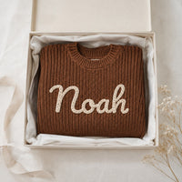 Personalisierter Babypullover als Geschenk zur Geburt in der Box