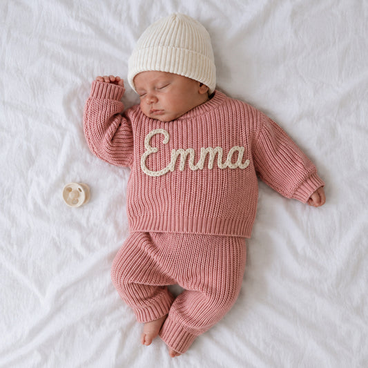 Personalisierter Baby-Pullover, Name von Hand bestickt