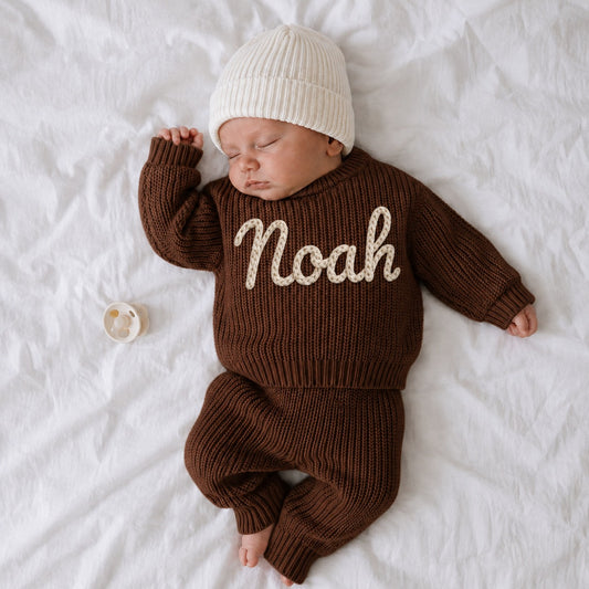 Personalisierter Babypullover in Schokolade mit besticktem Namen Noah, Neugeborenes schläft