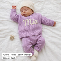 Pullover Violett am Baby getragen, Name Mia, Stickerei Weiß