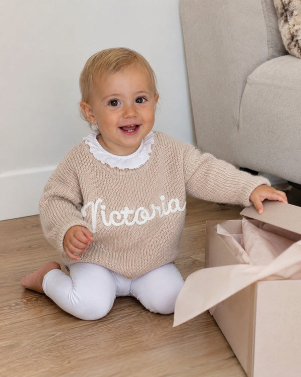 Baby Pullover in Beige am Kind getragen, Name Victoria, Stickerei Weiß
