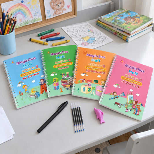 Die vier magischen Schreibhefte aufgefaechert auf einem Kinderschreibtisch, mit Stift und Ersatzminen