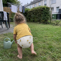 Kind im Garten, im Trainingshoeschen