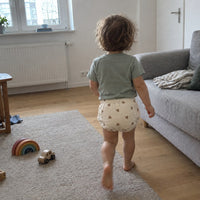 Kind im Wohnzimmer, im Trainingshoeschen