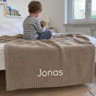 Personalisierte Babydecke, Name von Hand bestickt
