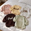 Personalisierter Baby-Strampler, Name von Hand bestickt