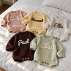 Personalisierter Baby-Strampler, Name von Hand bestickt
