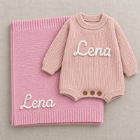 Babydecke und Strampler mit demselben Namen