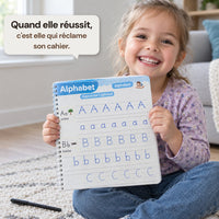 Ein Kind zeigt die Buchstabenseite, die es gerade nachgespurt hat