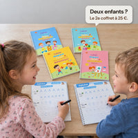 Zwei Kinder, jedes mit seiner eigenen Box