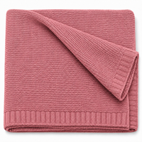 Strickdecke in Koralle, gefaltet, Produktansicht [swatch:Koralle]
